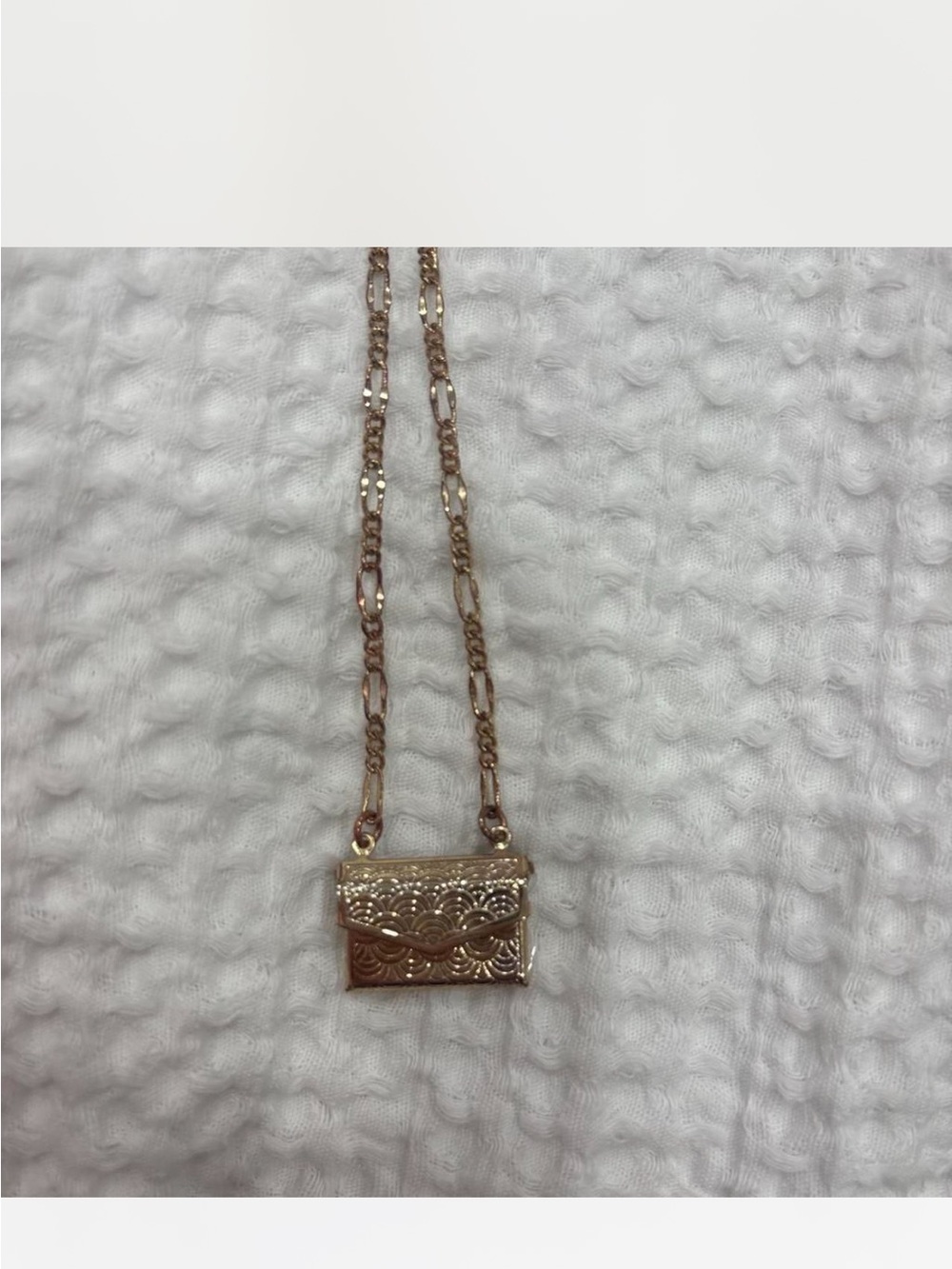 Gold-Tone Mini Crossbody Bag Pendant Necklace - Elegant Women’s Jewelry
